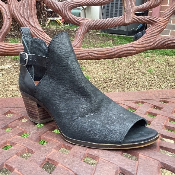 💋Lucky Brand Pebbled Leather Black Peep Toe Block Heel Ankle Booties - Picture 2 of 9